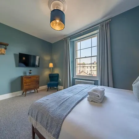 Stylish For 8 بريستول