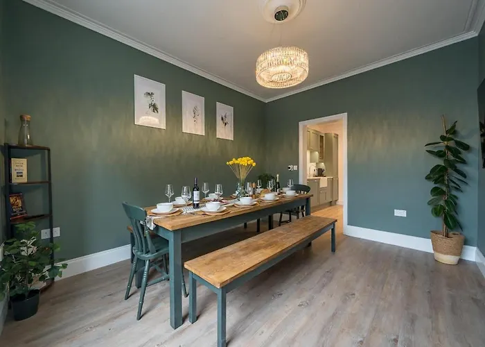 Stylish For 8 Bristol