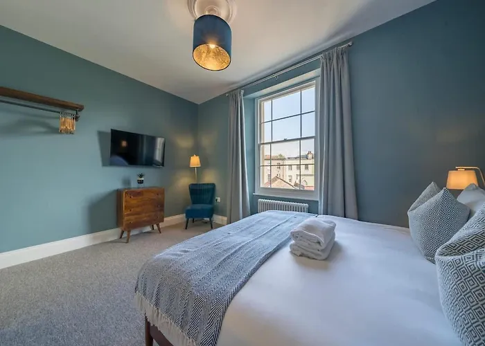 Stylish For 8 Bristol