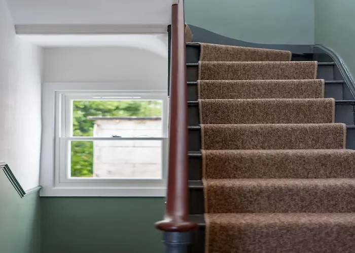 Stylish For 8 بريستول