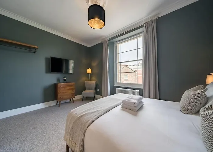 Stylish For 8 * Bristol