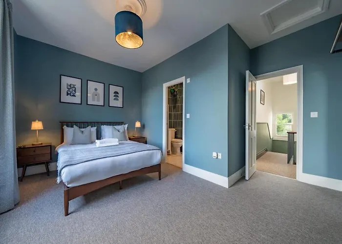 Stylish For 8 * Bristol