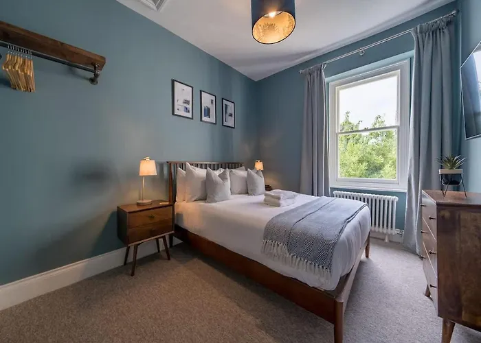 Stylish For 8 * Bristol