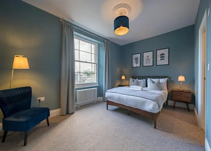 Stylish For 8 * Bristol