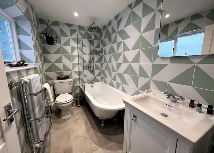 Stylish For 8 بريستول