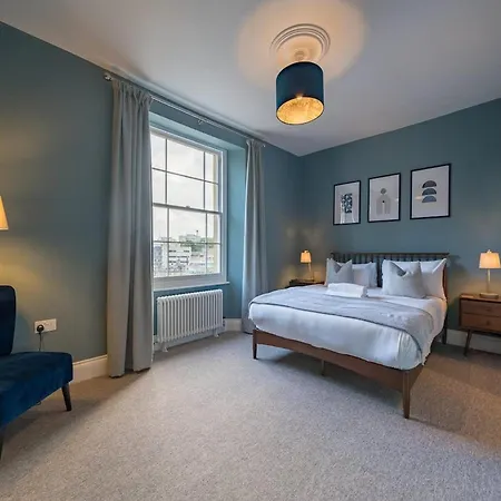 Stylish For 8 * Bristol